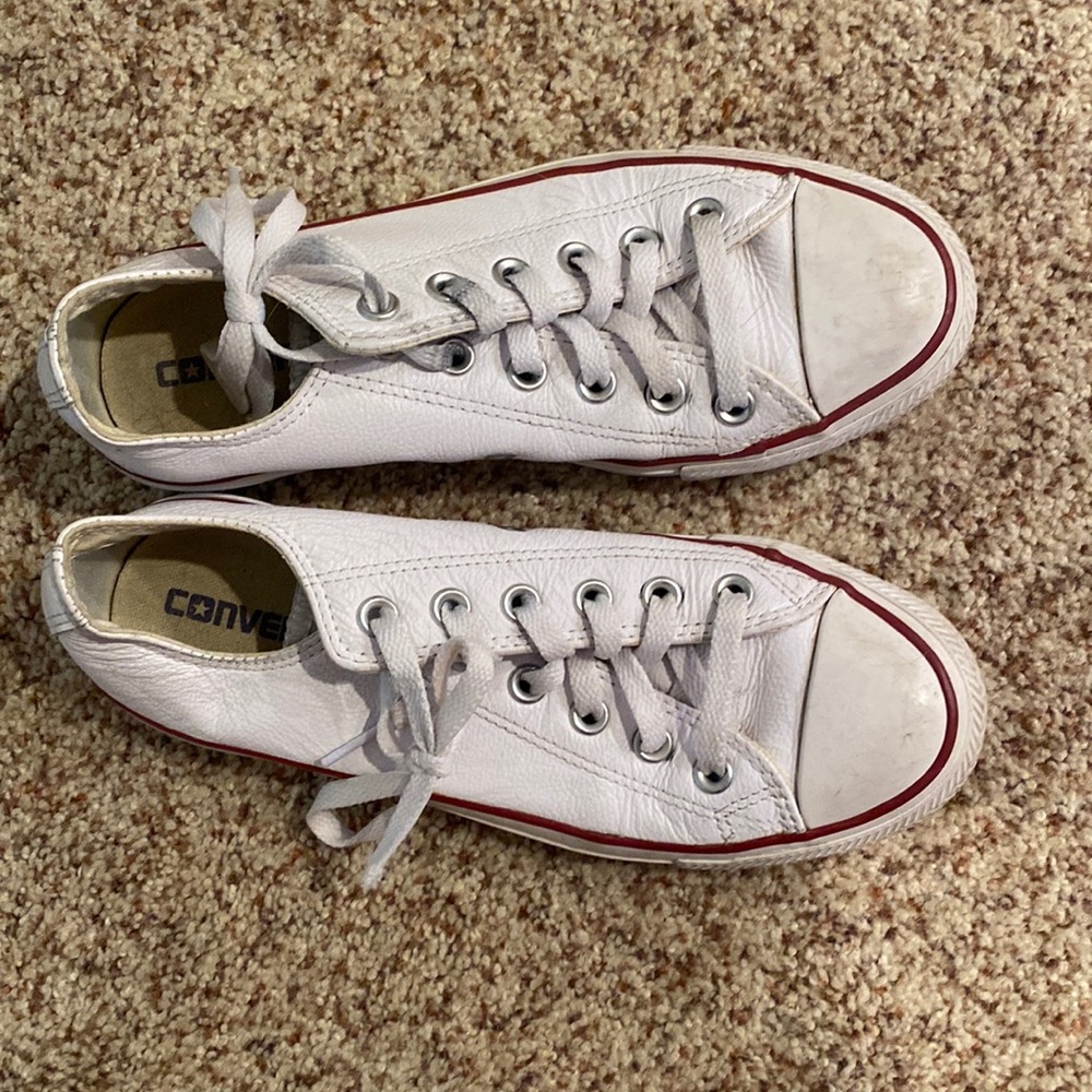 Leather white converse, in good condition, just need to be cleaned.